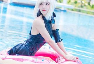 当Kitkat Cosplay穿上丝袜：这年头还愁拍写真没灵感？